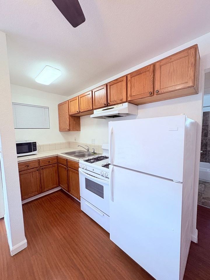 435 Myrtle Ave #B - Photo 3 of 6