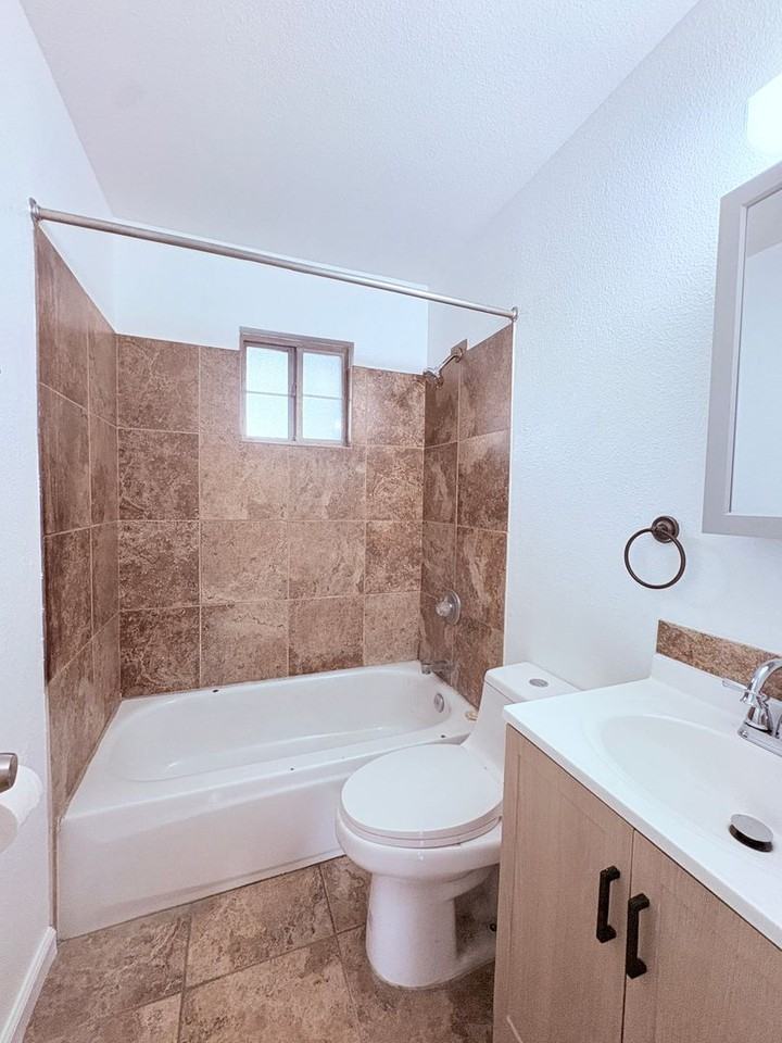 435 Myrtle Ave #B - Photo 5 of 6