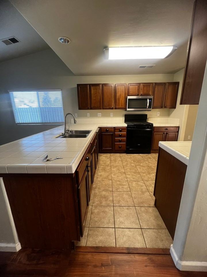 4114 S Kent St - Photo 3 of 15