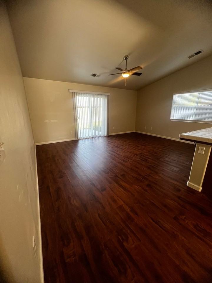4114 S Kent St - Photo 4 of 15