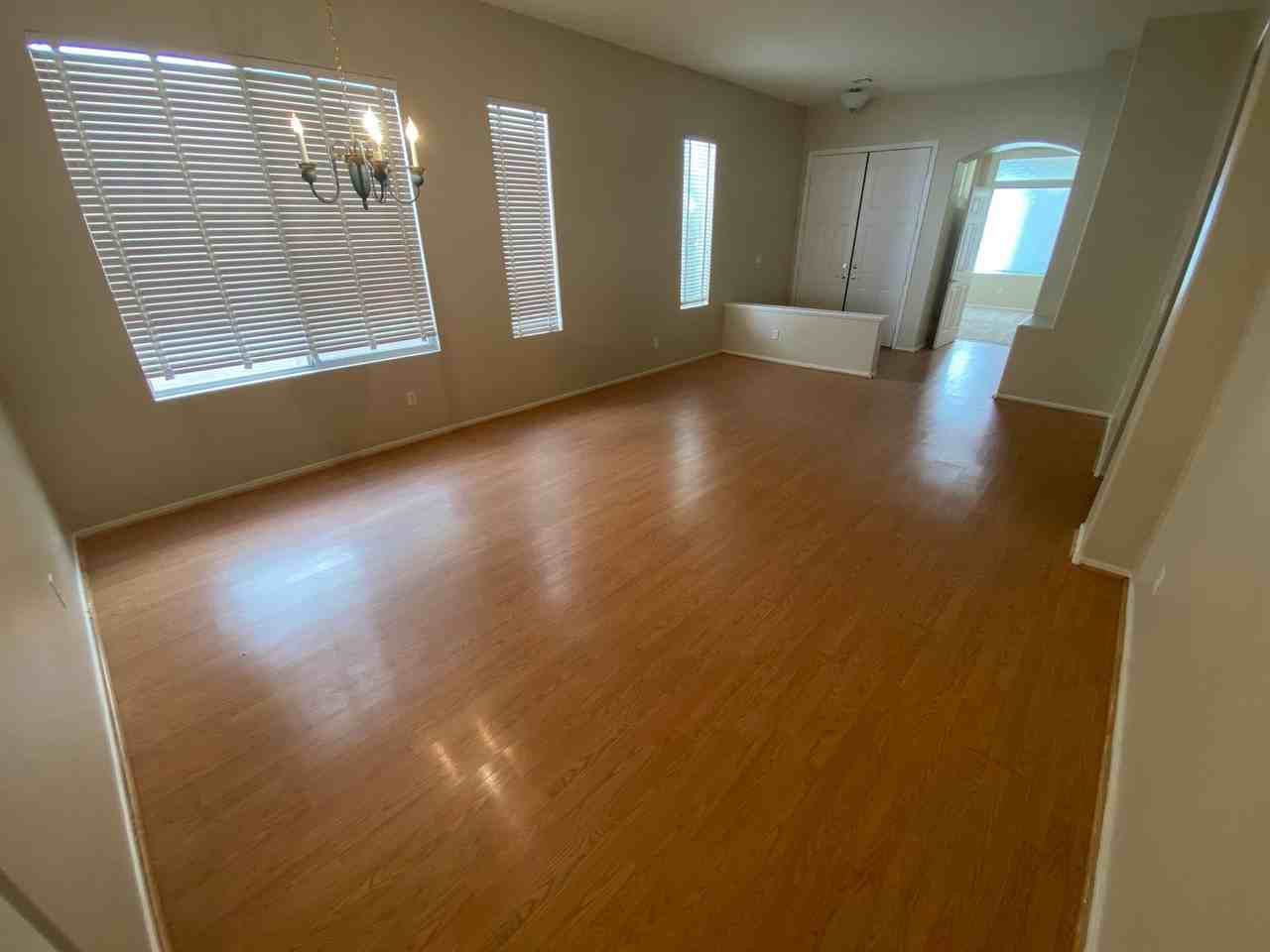 701 Lexington Cross Dr - Photo 2 of 17