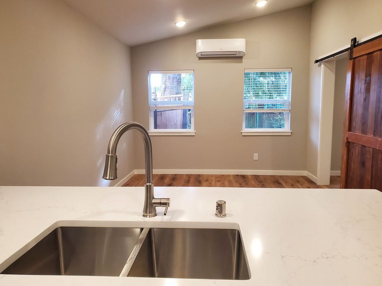 2913 N 14th St #B - Photo 3 of 17