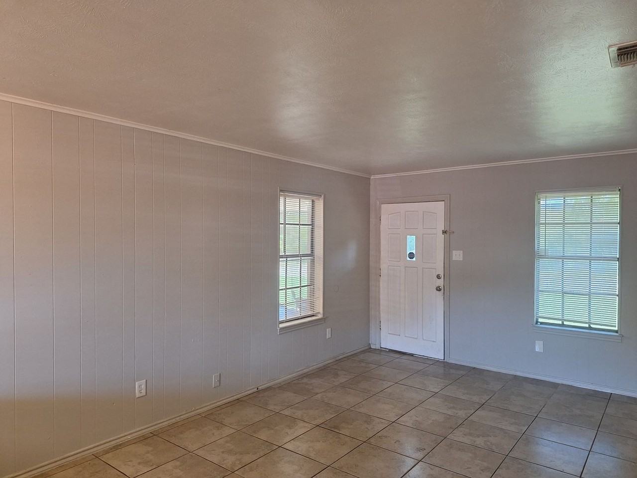 203 Thompson St - Photo 3 of 15