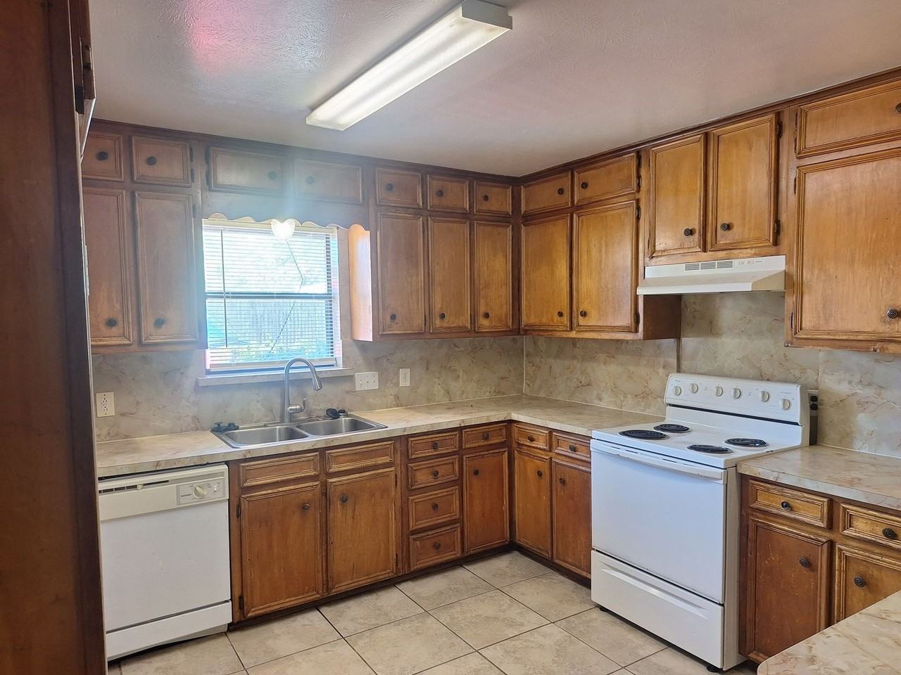 203 Thompson St - Photo 6 of 15