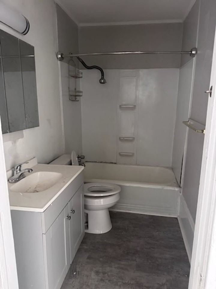 122 S Woodlawn Ave Apt C - Photo 4 of 4