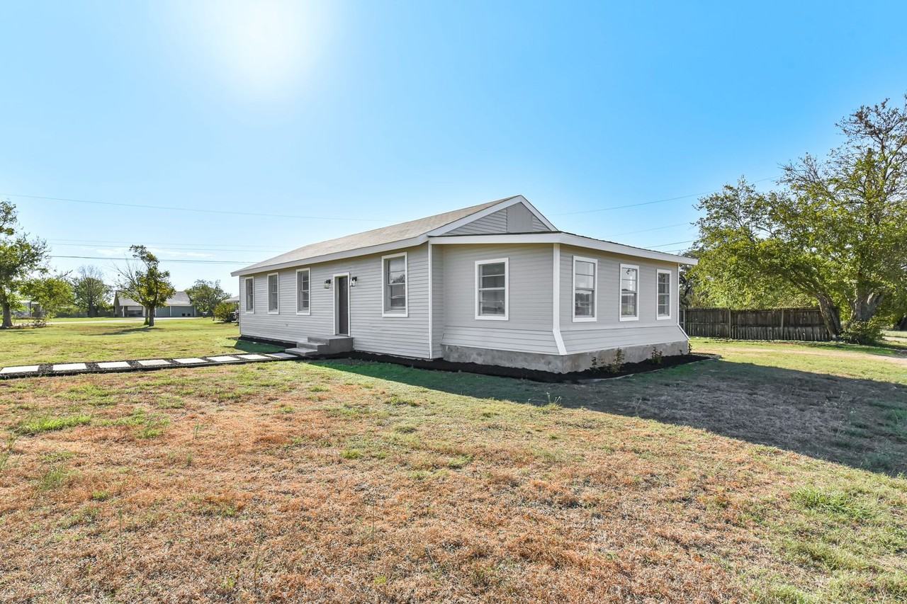 11055 Brewer Rd - Photo 4 of 35