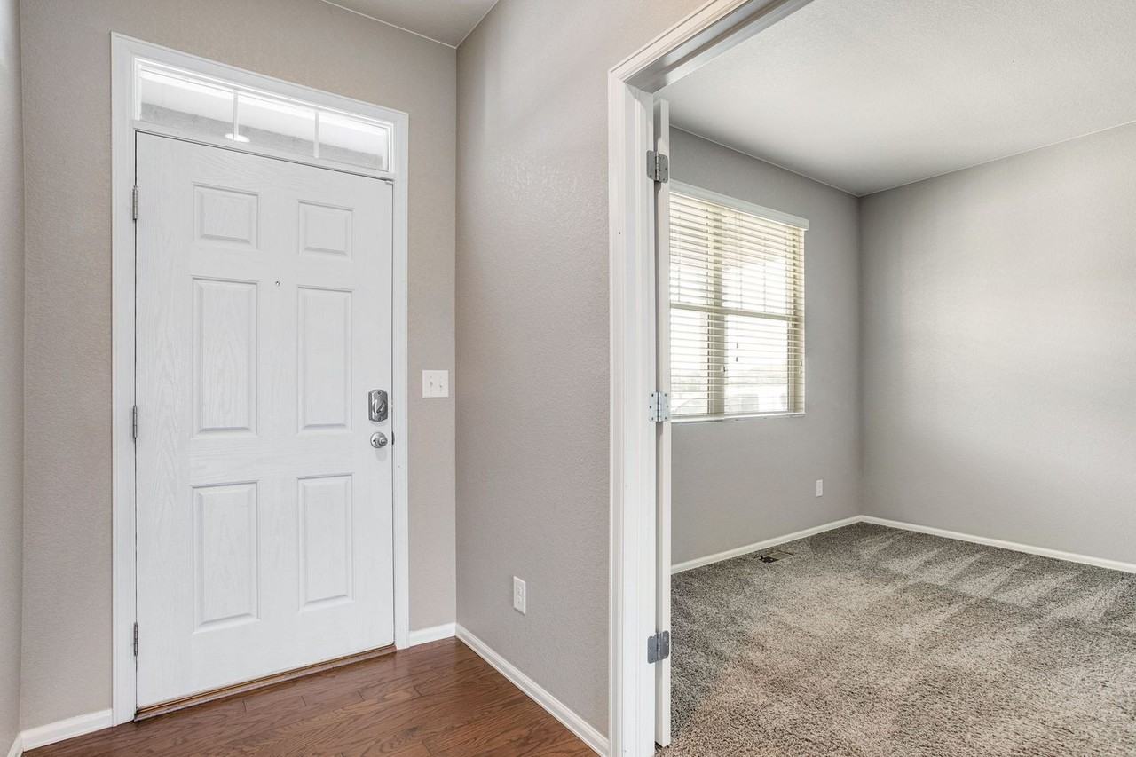 912 Charlton Dr - Photo 4 of 47