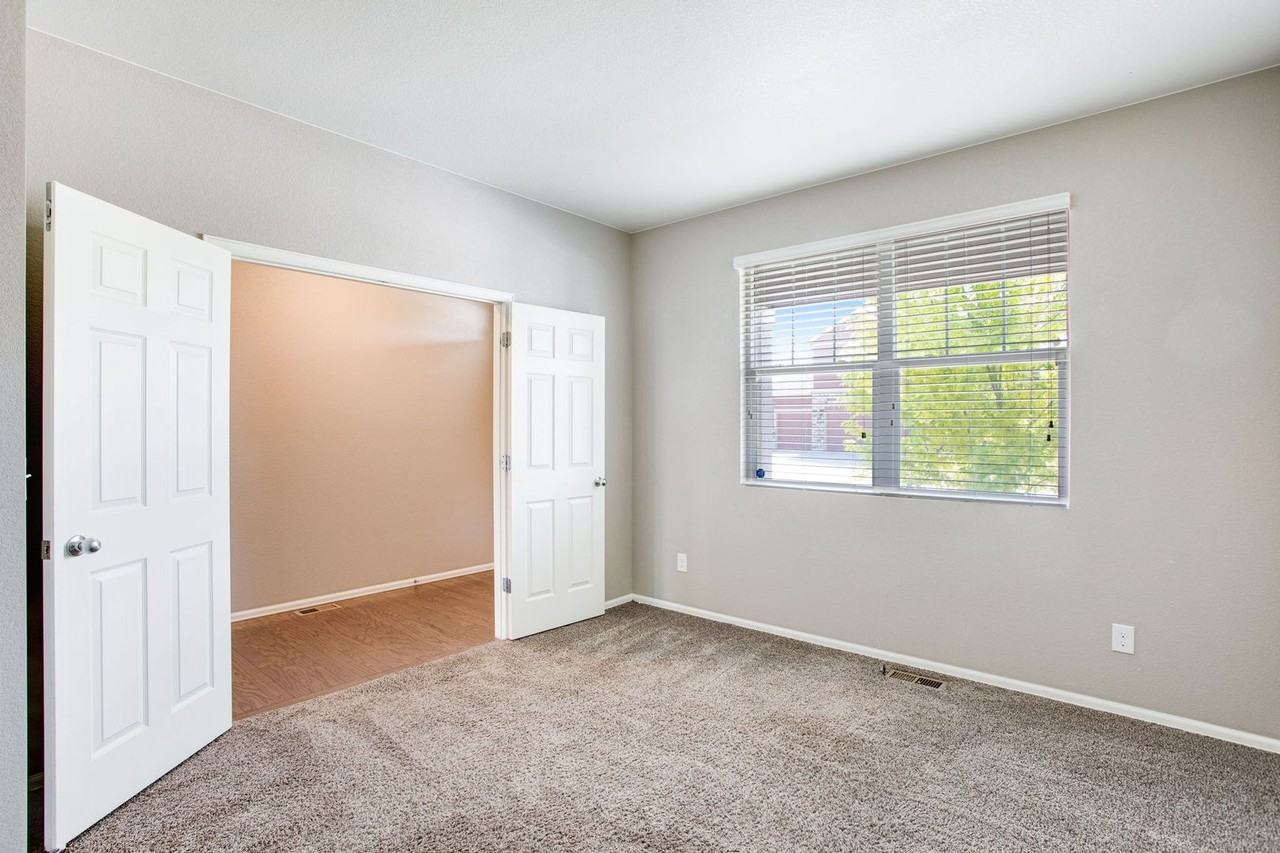912 Charlton Dr - Photo 5 of 47