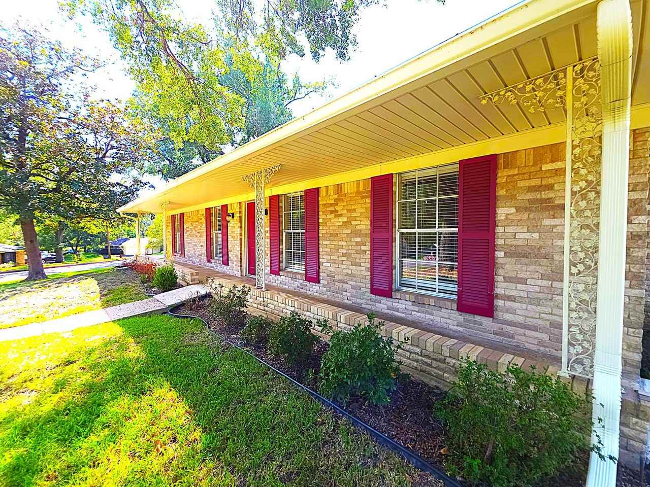 311 Savannah St - Photo 2 of 44
