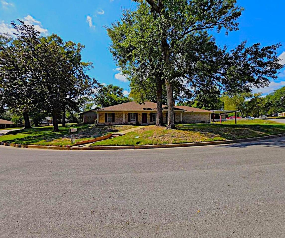 311 Savannah St - Photo 3 of 44