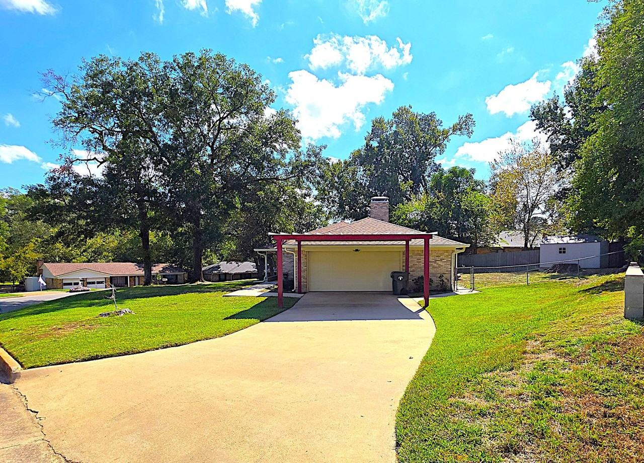 311 Savannah St - Photo 4 of 44