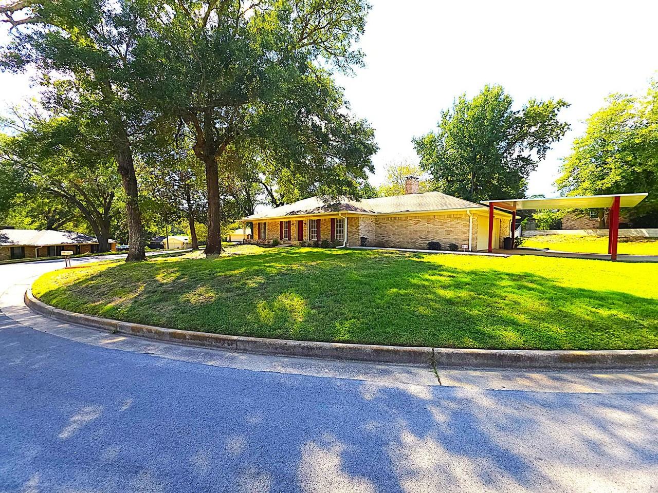 311 Savannah St - Photo 5 of 44