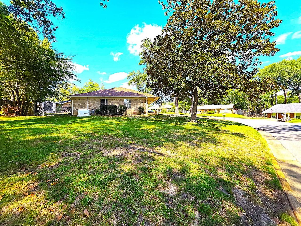 311 Savannah St - Photo 6 of 44