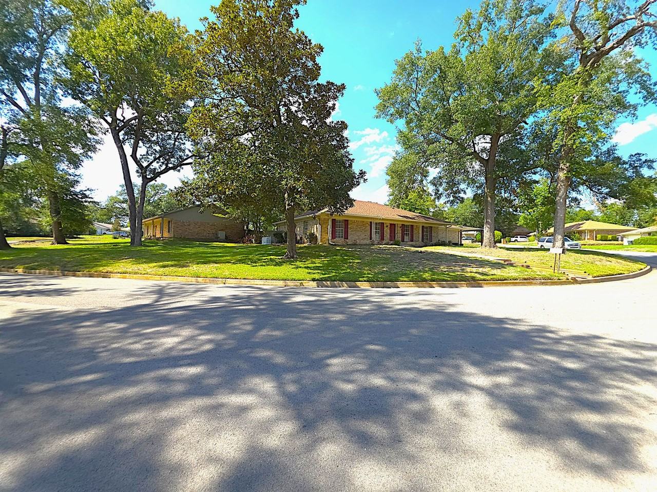 311 Savannah St - Photo 7 of 44