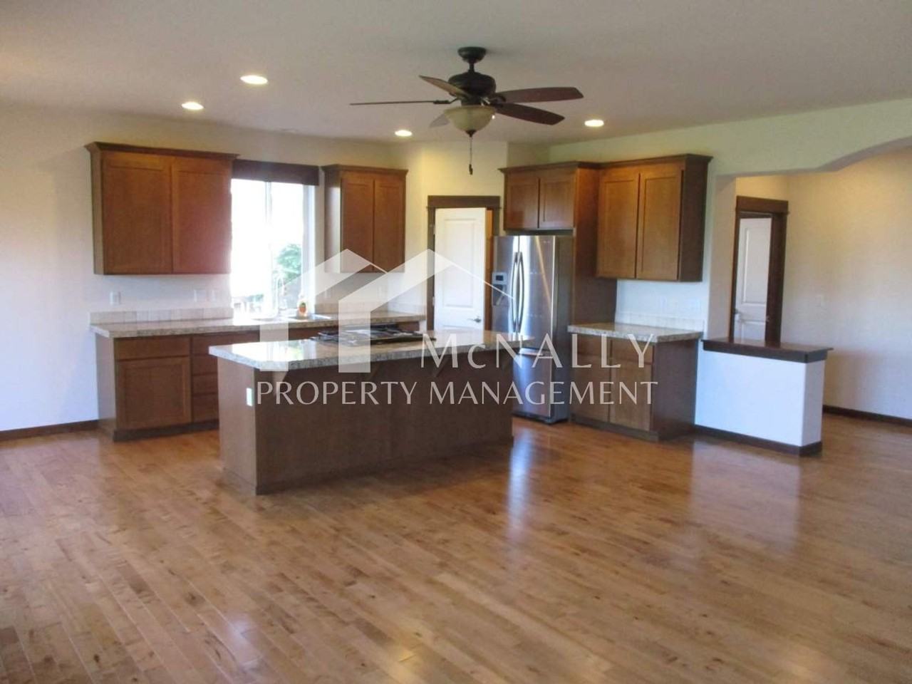 907 Diggs St - Photo 2 of 17
