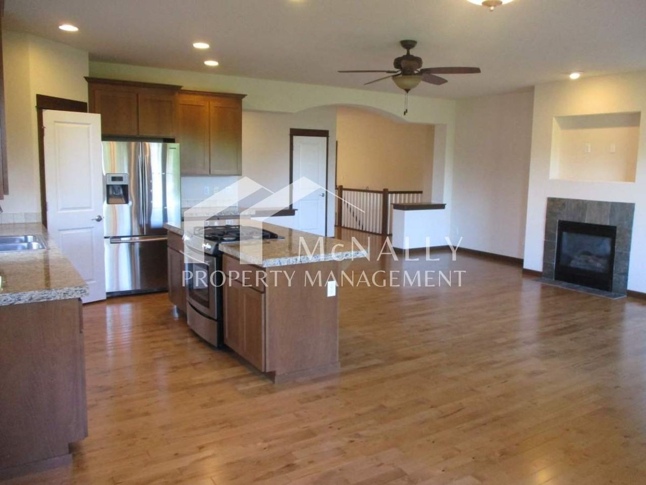 907 Diggs St - Photo 3 of 17