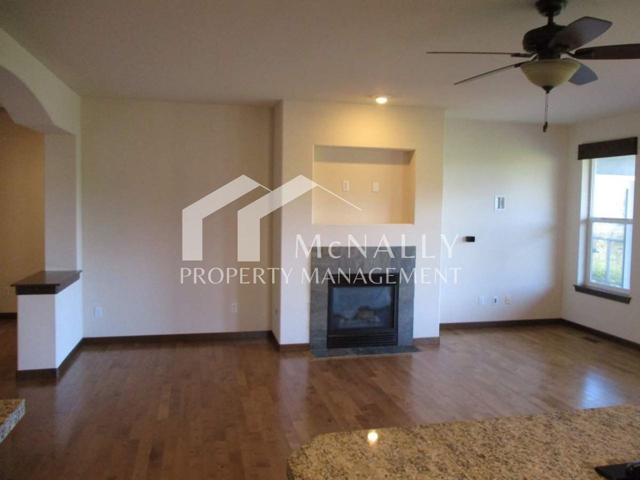 907 Diggs St - Photo 4 of 17