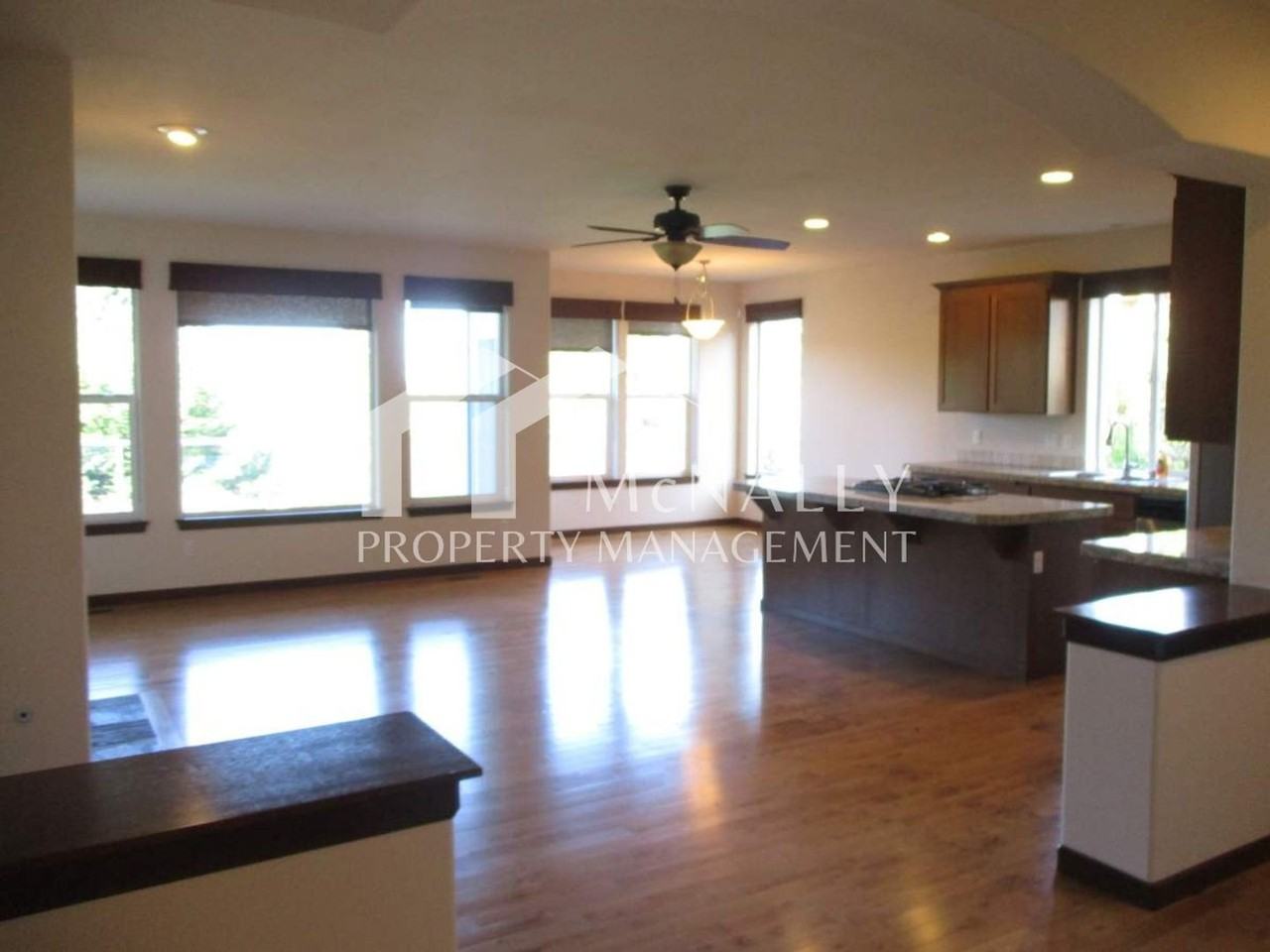 907 Diggs St - Photo 5 of 17