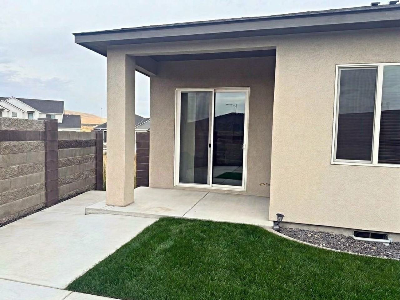 2557 Morris Ave - Photo 4 of 15