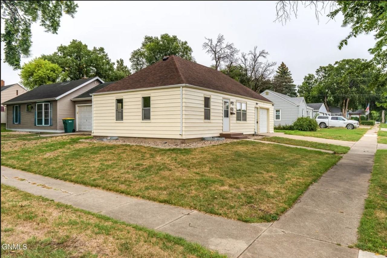 1002 E Avenue F - Photo 2 of 41