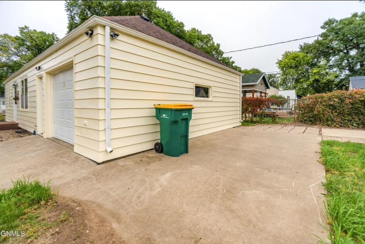 1002 E Avenue F - Photo 5 of 41