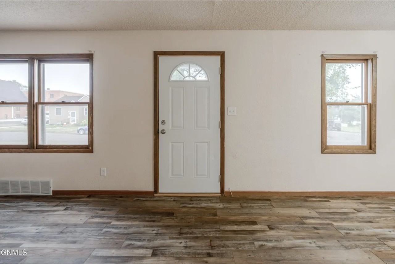 1002 E Avenue F - Photo 6 of 41