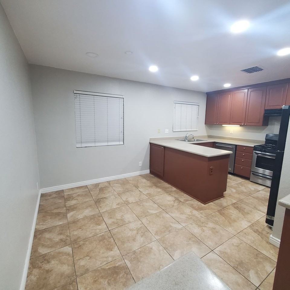 650 N Imperial Ave #14 - Photo 2 of 13