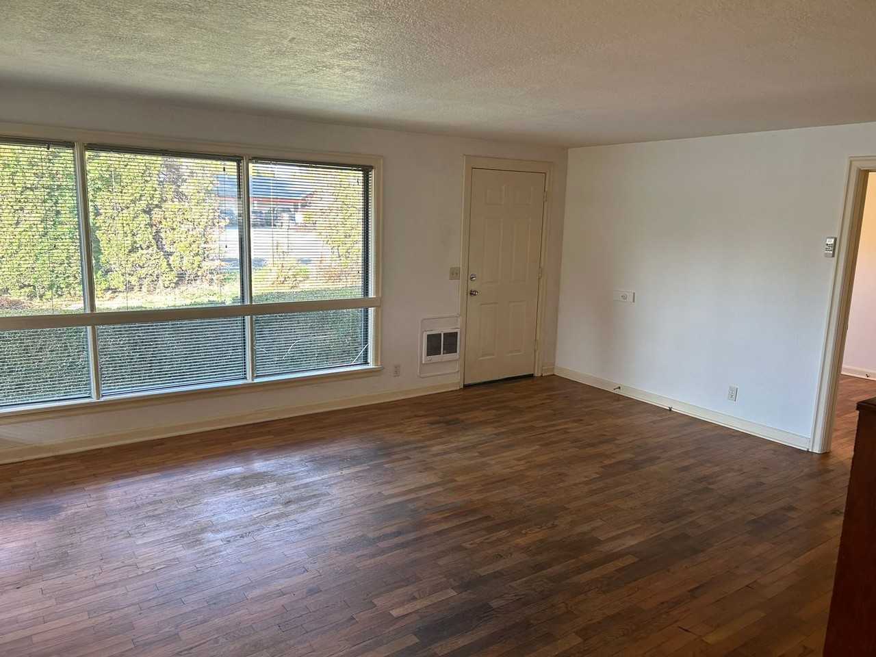 1209 Coburg Rd - Photo 4 of 16