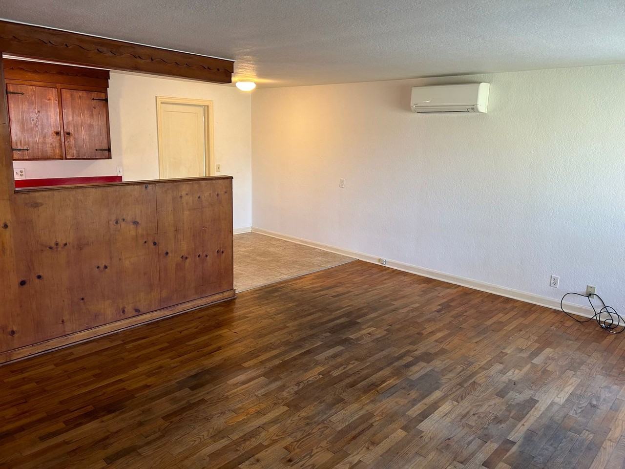 1209 Coburg Rd - Photo 5 of 16