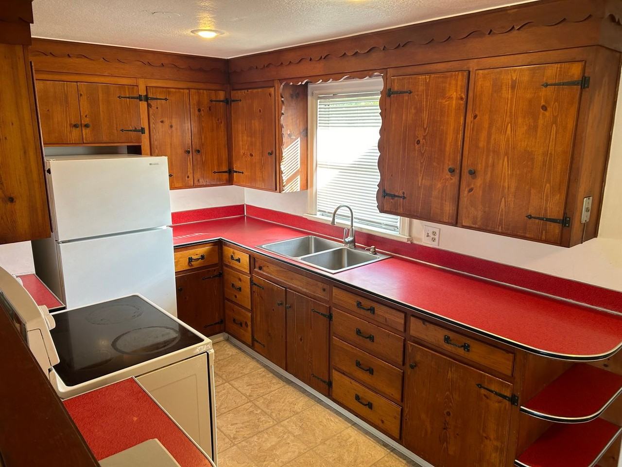 1209 Coburg Rd - Photo 7 of 16