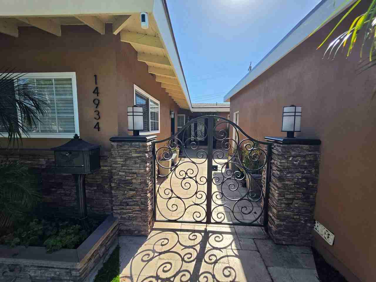 14934 Valeda Dr - Photo 5 of 49