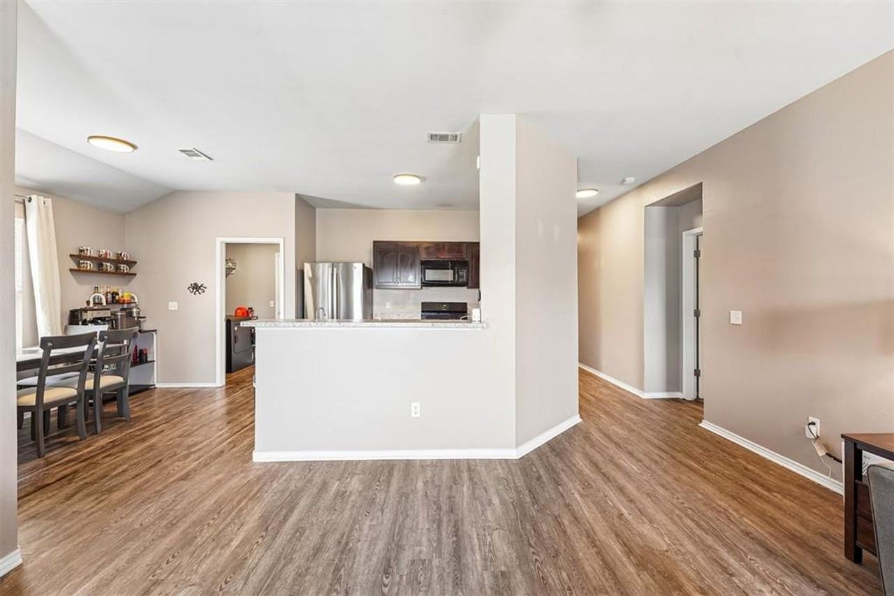 204 Se 4th St - Photo 3 of 20