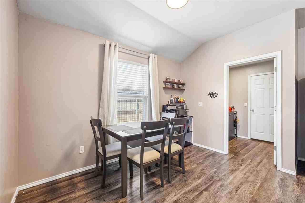 204 Se 4th St - Photo 4 of 20