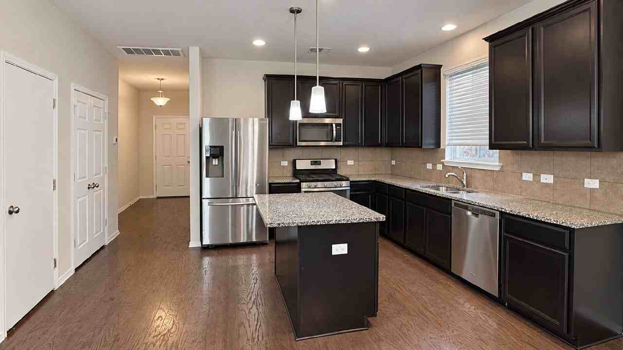 7001 Longford Trl - Photo 2 of 21