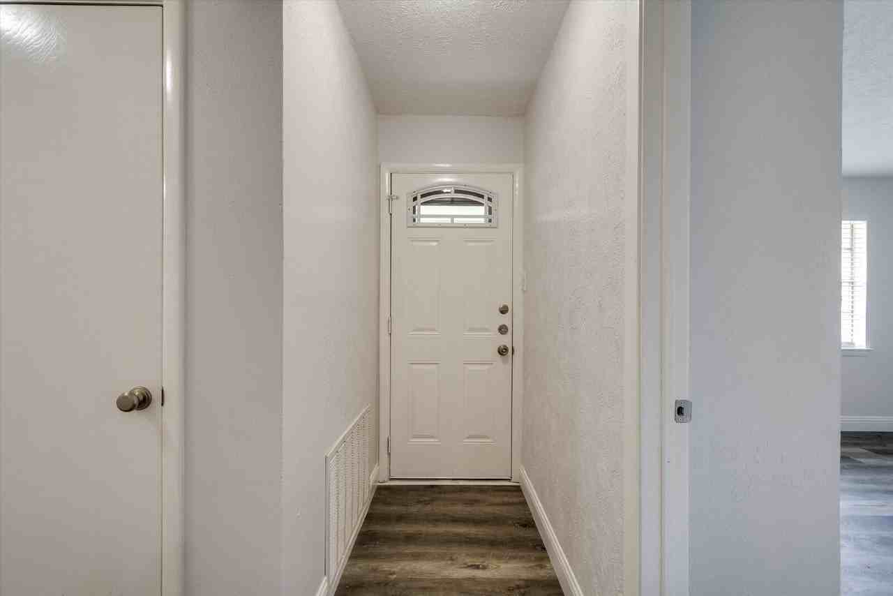 801 Poinsettia Dr - Photo 4 of 17
