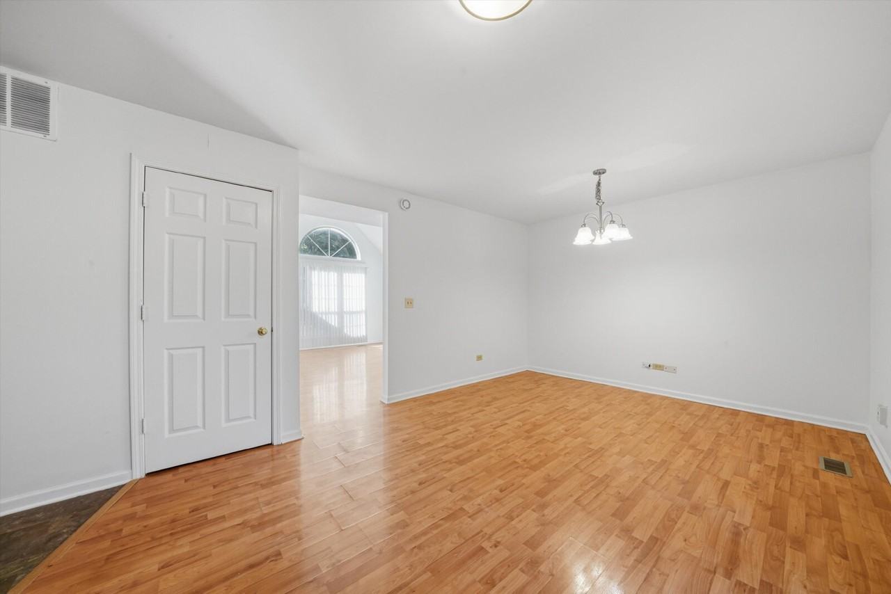 182 Wellington Cir - Photo 3 of 25