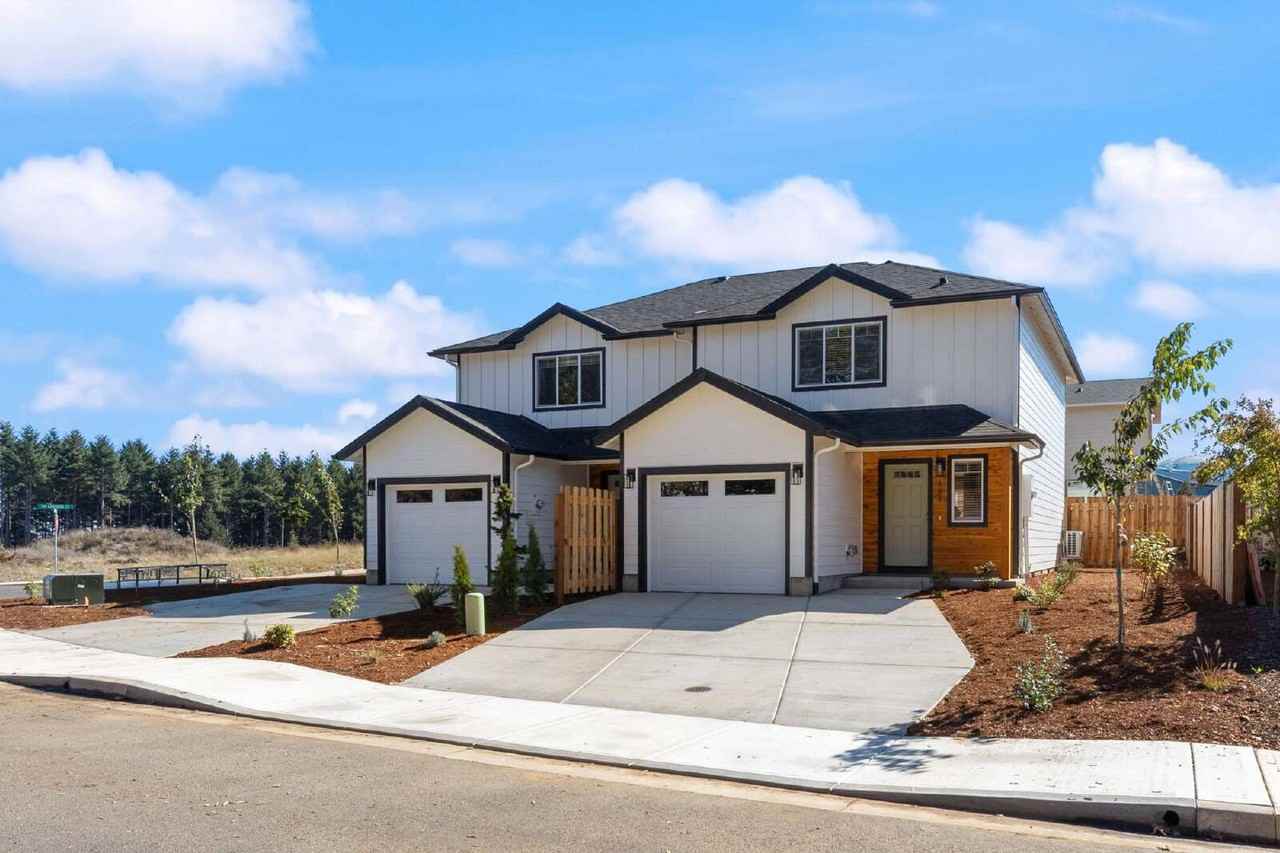 1016 Nw Highlands Loop - Photo 2 of 36