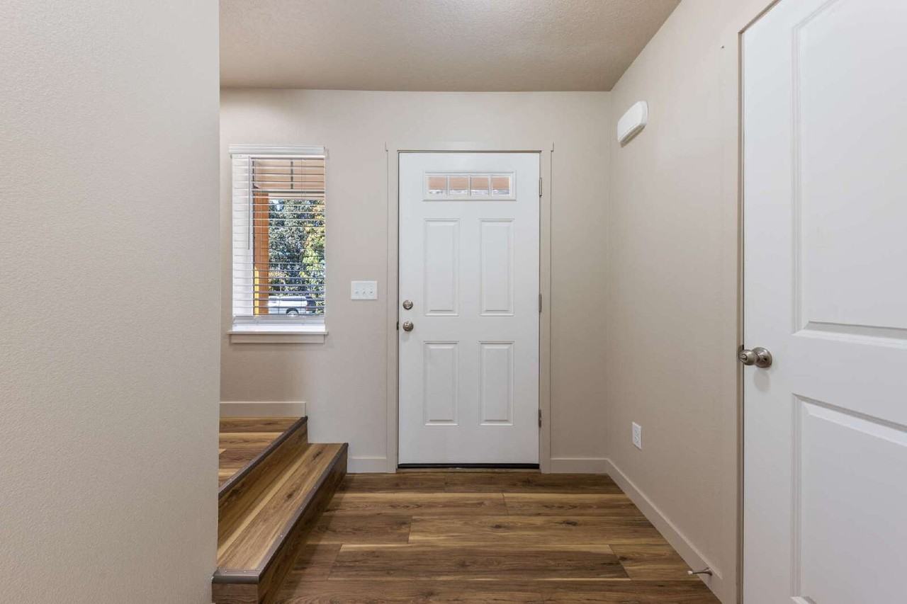 1016 Nw Highlands Loop - Photo 3 of 36