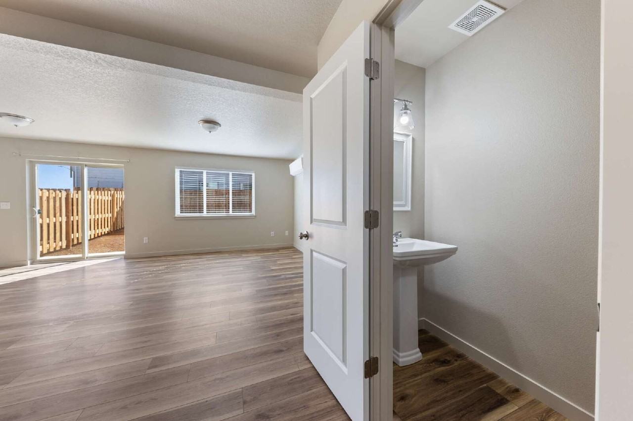1016 Nw Highlands Loop - Photo 7 of 36