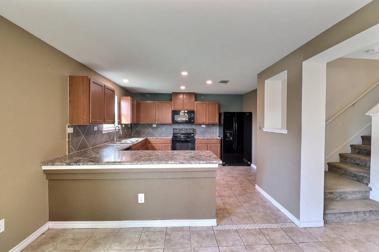 9639 Pleasanton Pl - Photo 5 of 18