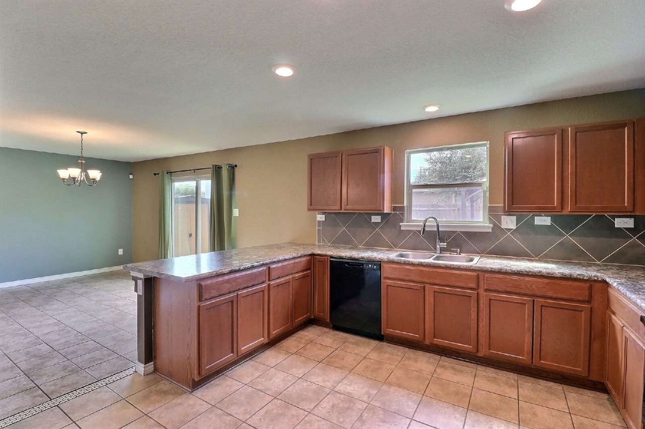 9639 Pleasanton Pl - Photo 7 of 18