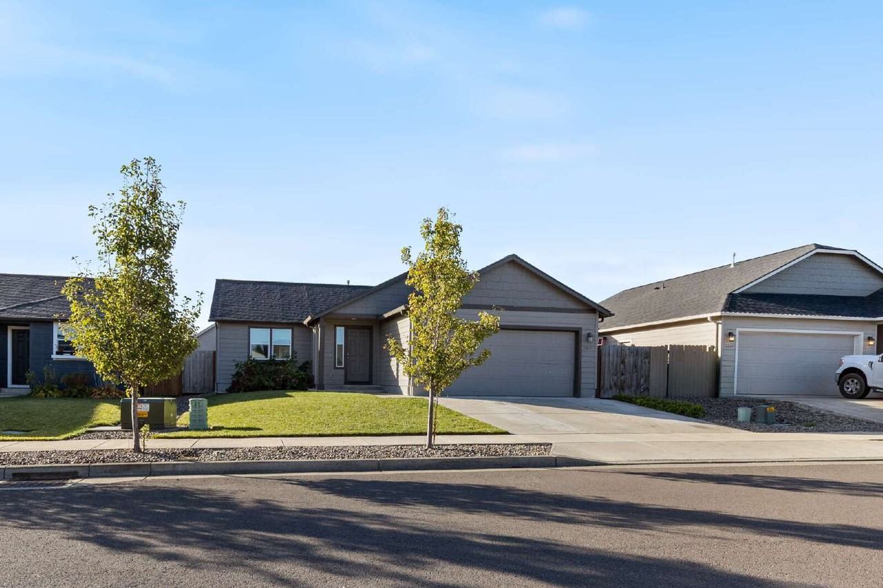 1447 Se Snowberry Ave - Photo 2 of 33