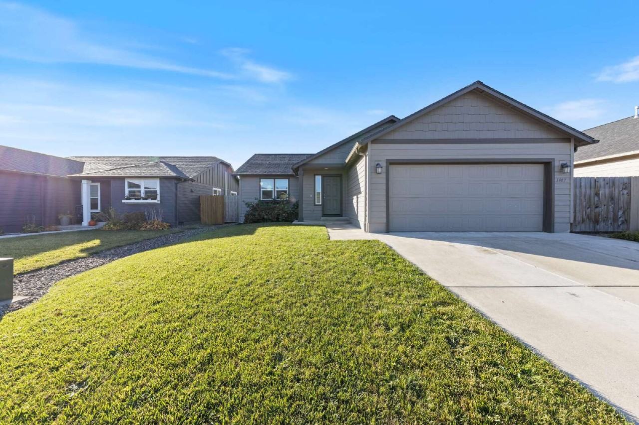 1447 Se Snowberry Ave - Photo 3 of 33