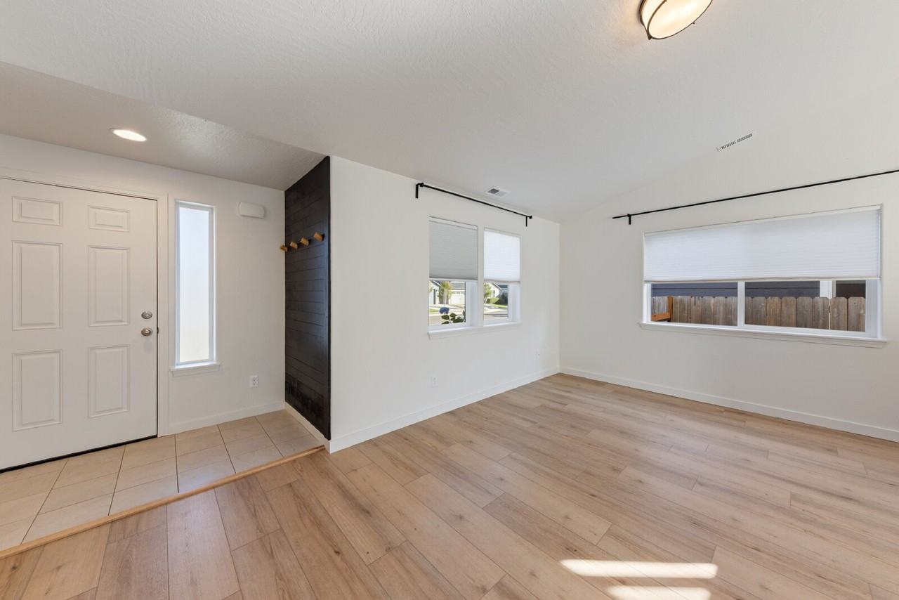 1447 Se Snowberry Ave - Photo 4 of 33