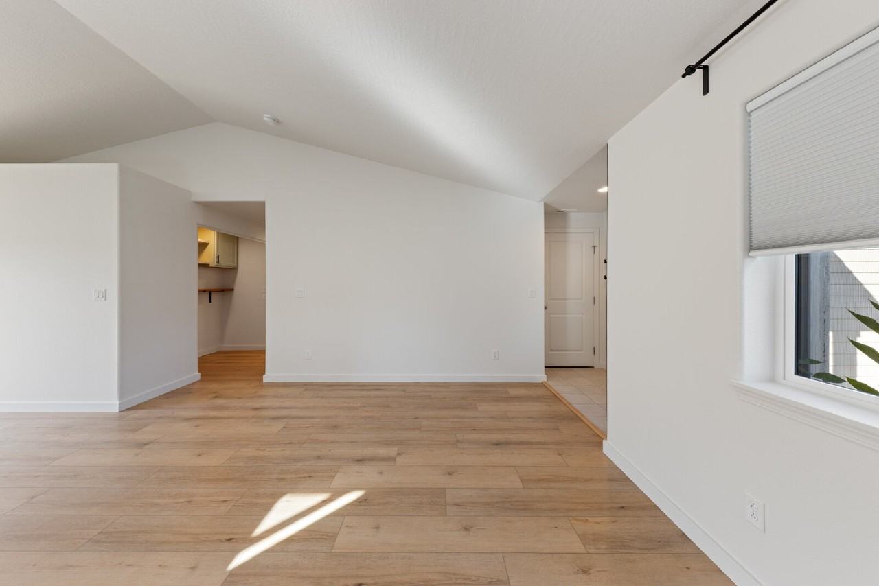 1447 Se Snowberry Ave - Photo 5 of 33