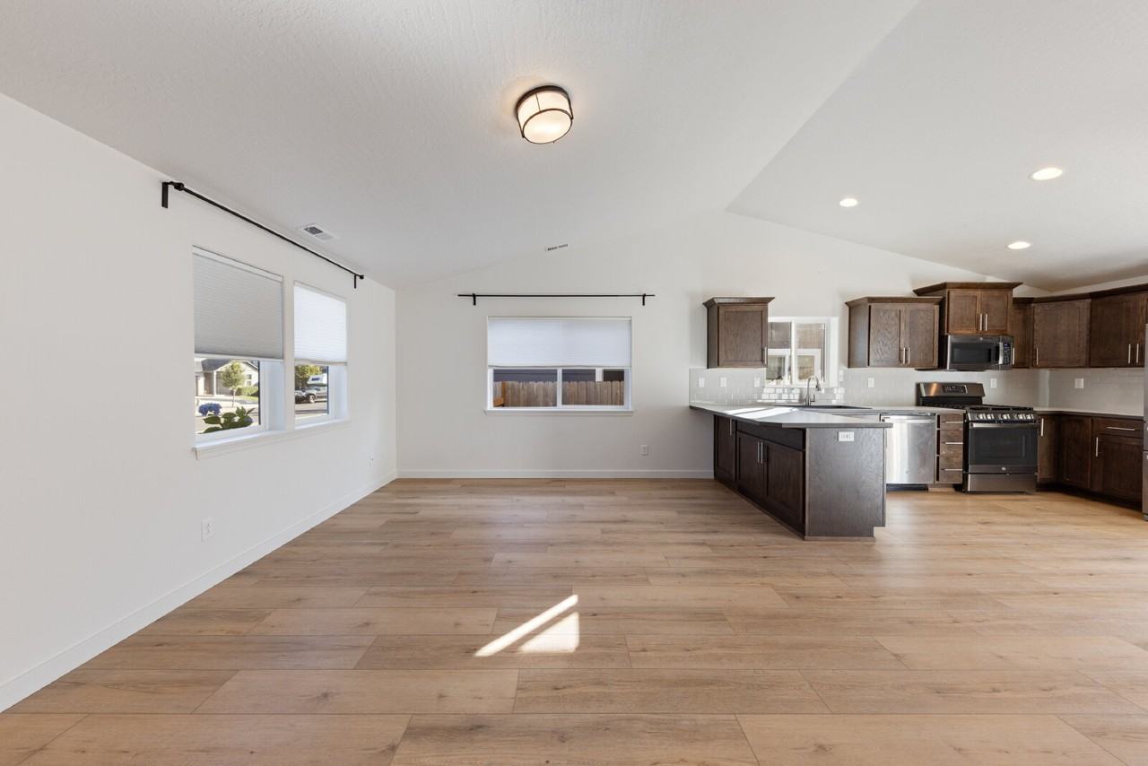 1447 Se Snowberry Ave - Photo 6 of 33