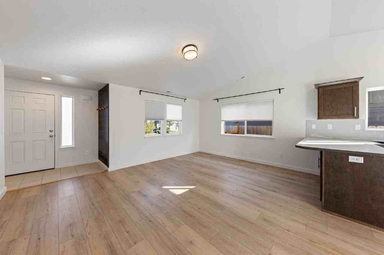 1447 Se Snowberry Ave - Photo 7 of 33