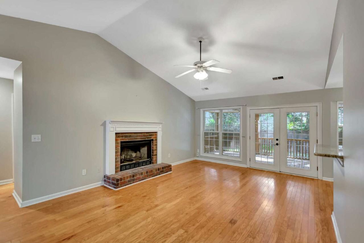 1561 Glen Erin Dr - Photo 4 of 37
