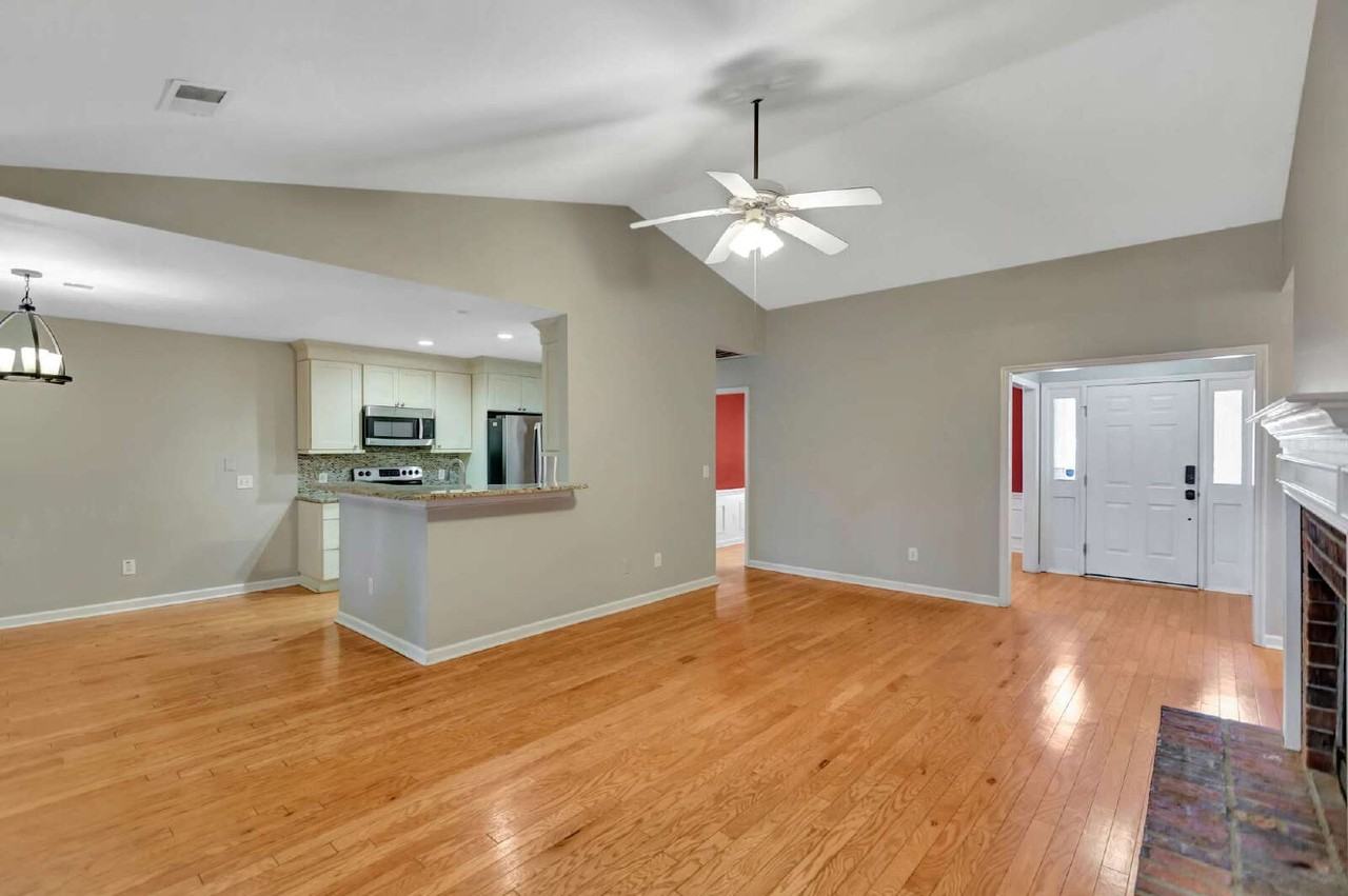 1561 Glen Erin Dr - Photo 5 of 37