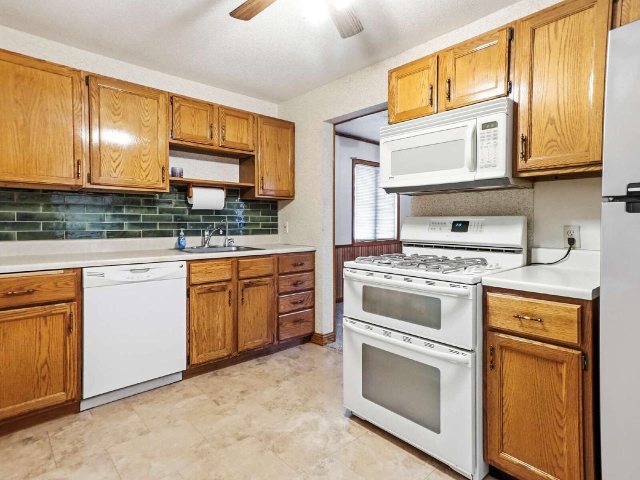 4438 Yates Ave N - Photo 4 of 20
